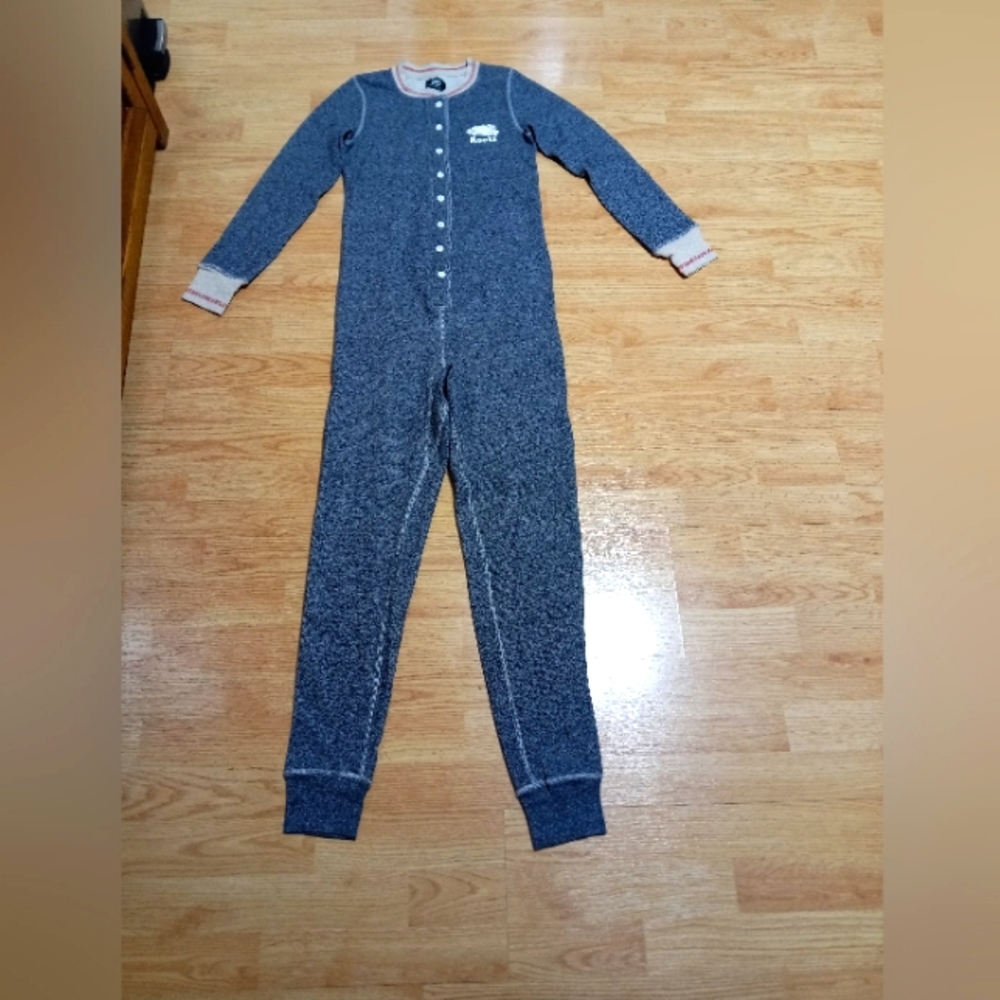 Roots salt and pepper cabin onesie. EUC. Size xs.